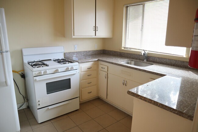 6518 Outlook Ave Oakland, CA 94605 photo 3