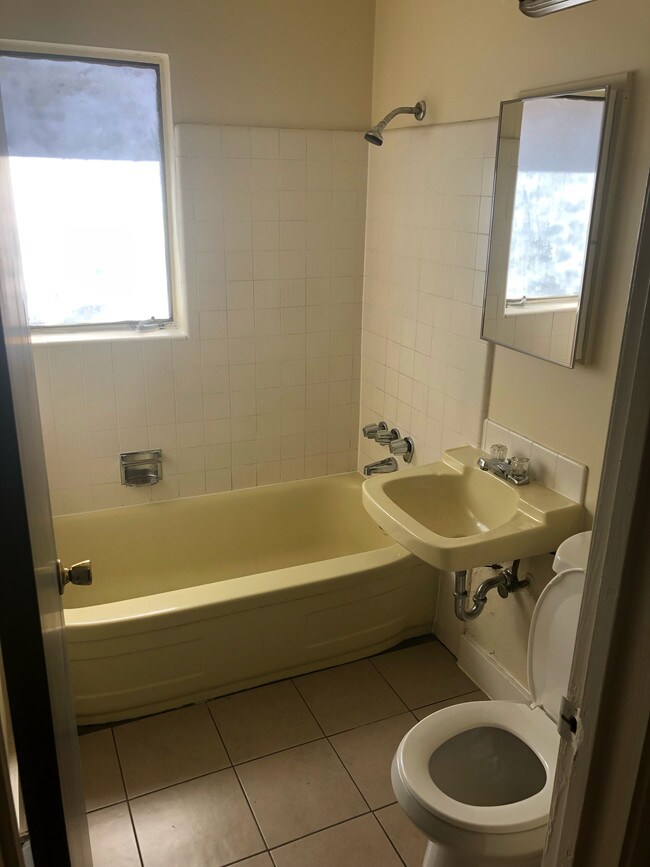 6518 Outlook Ave Oakland, CA 94605 photo 5
