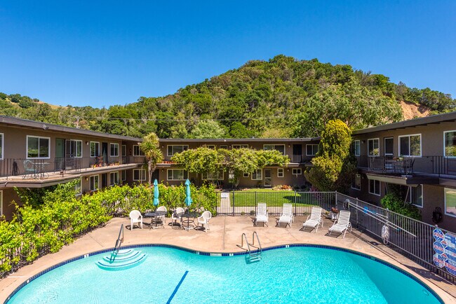 Lanai Apartments photo 2