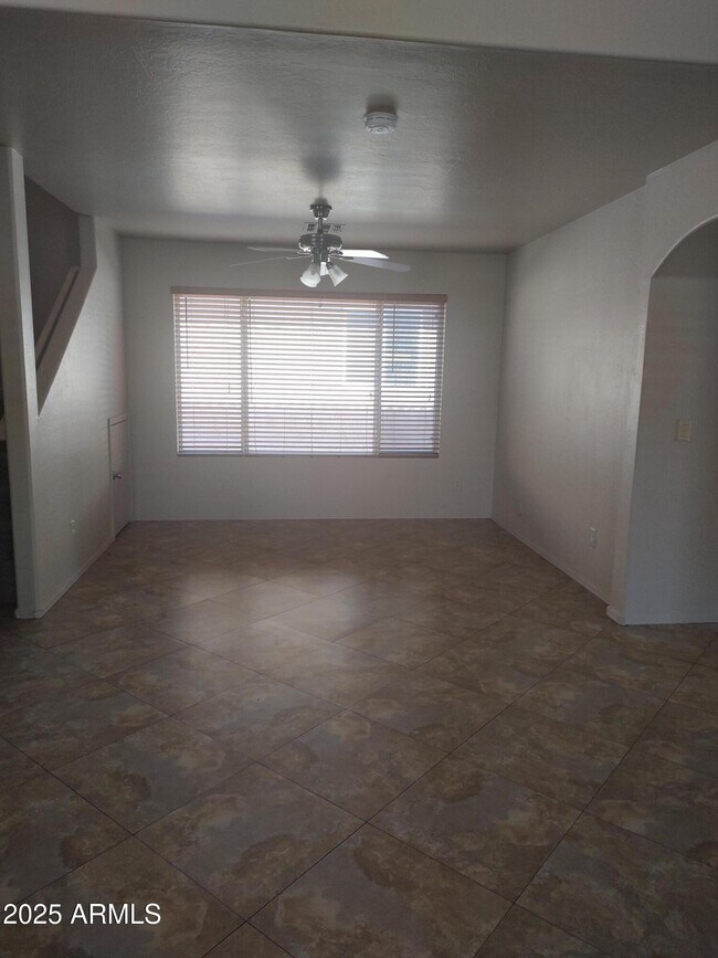 3239 E Kerry Ln Phoenix, AZ 85050 photo 2