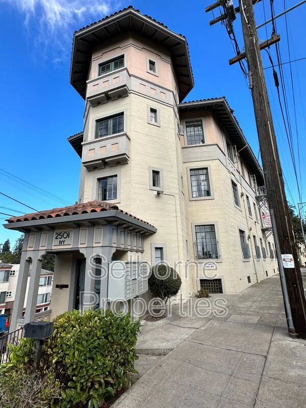 Lantz Building 02 - 2501 Ivy Dr photo 3