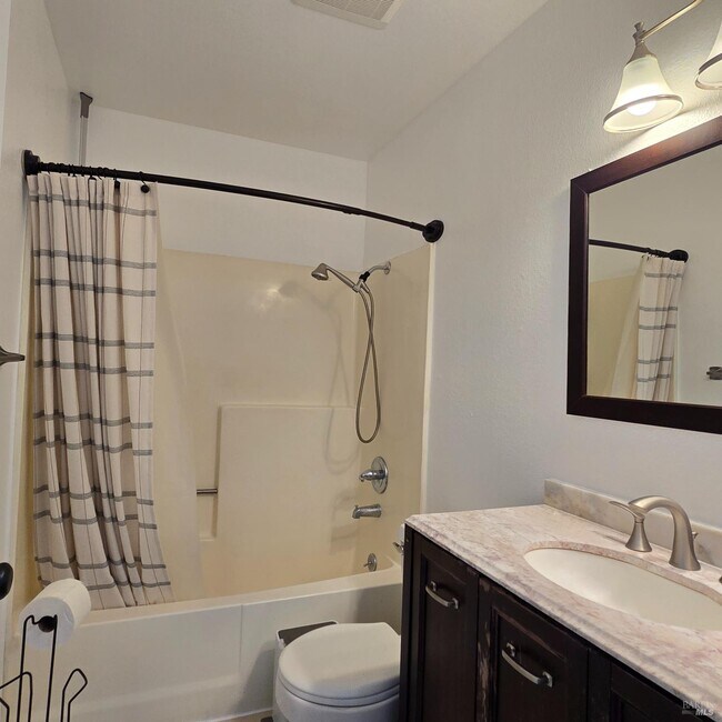 2717 Applewood Dr photo 2