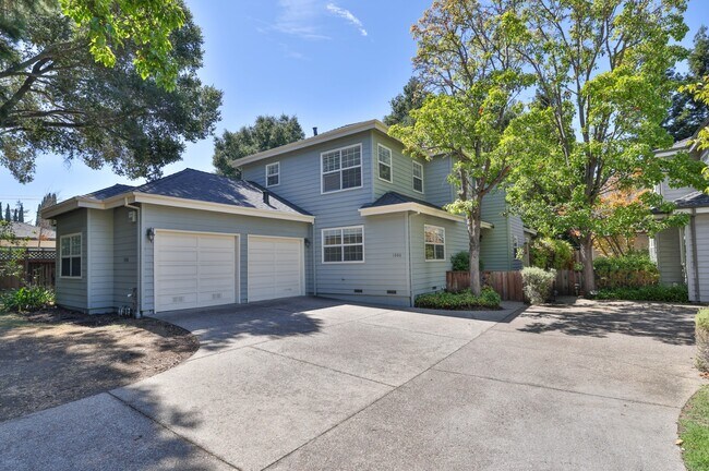 1086 El Monte Ave photo 2