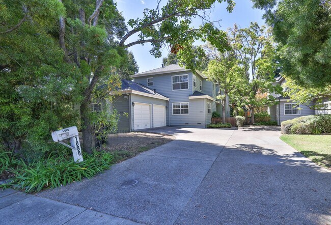 1086 El Monte Ave photo 3
