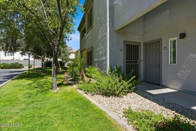 7401 W Arrowhead Clubhouse Dr Glendale, AZ 85308 photo 2