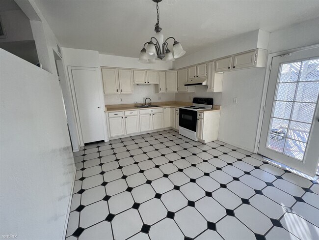3802 N 80th Dr Phoenix, AZ 85033 photo 2