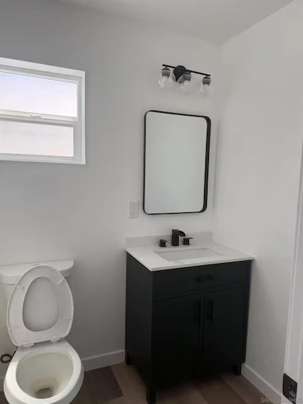 4913 Glen St photo 5