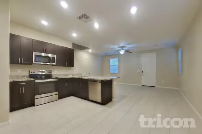 12550 W Hummingbird Terrace Peoria, AZ 85383 photo 4