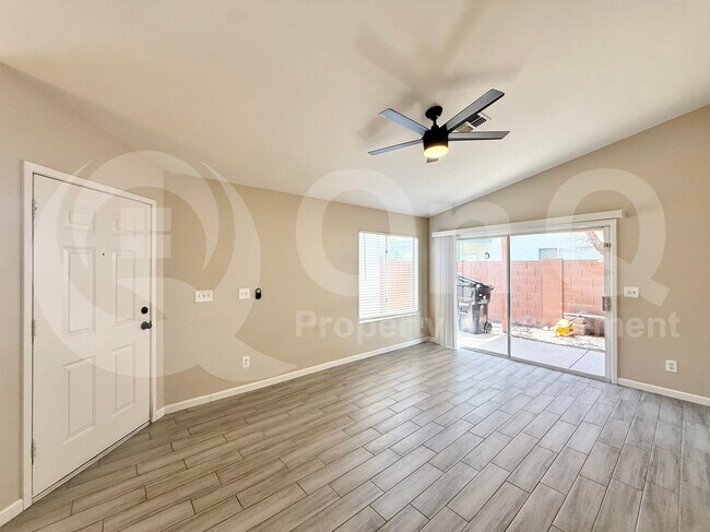 4163 E Pecan Rd Phoenix, AZ 85040 photo 2