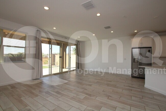 522 S Avocet St Gilbert, AZ 85296 photo 2