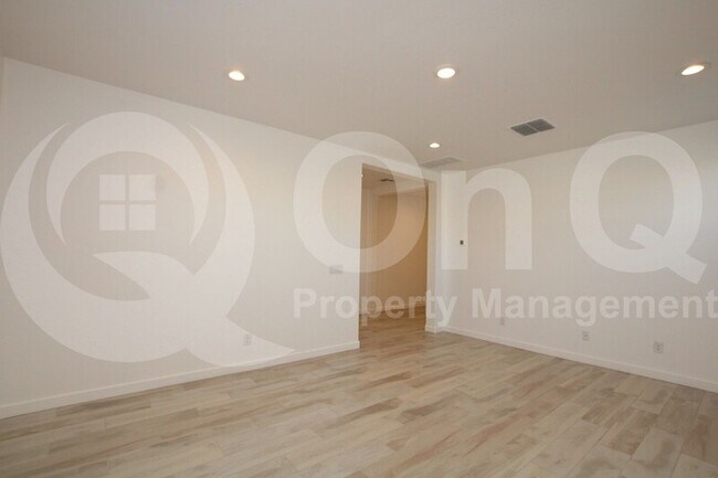 522 S Avocet St Gilbert, AZ 85296 photo 3