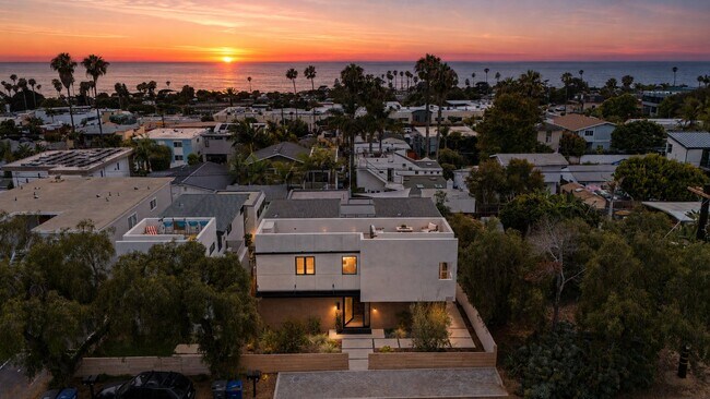 2052 Montgomery Ave Encinitas, CA 92007