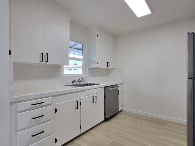 675 Johanna Ave Sunnyvale, CA 94085 photo 2