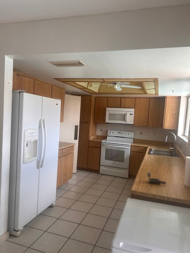 2407 W Le Marche Ave Phoenix, AZ 85023 photo 2