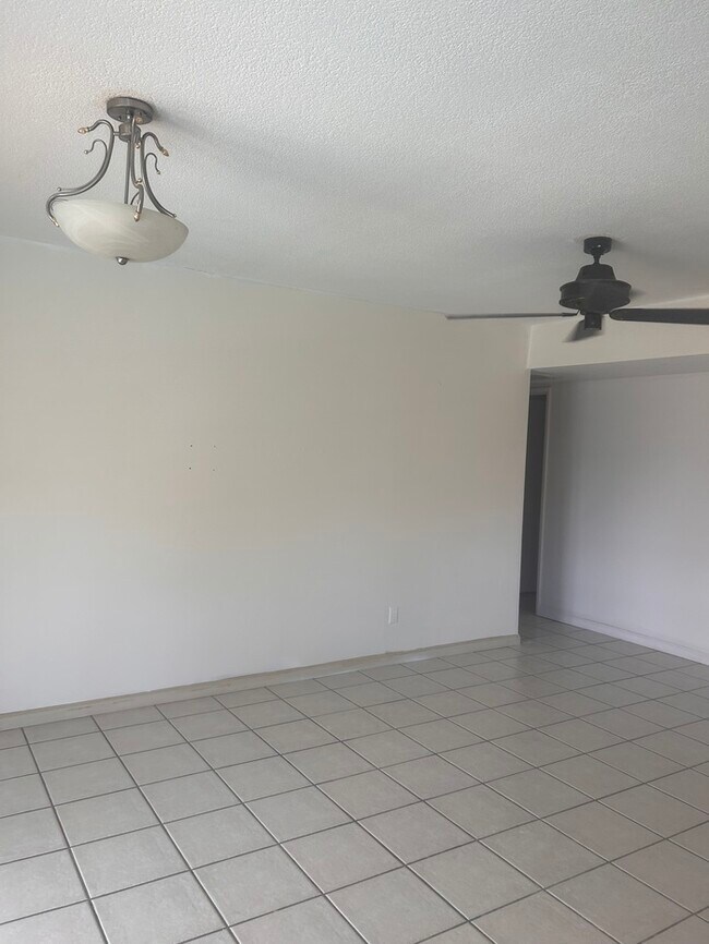 2407 W Le Marche Ave Phoenix, AZ 85023 photo 4