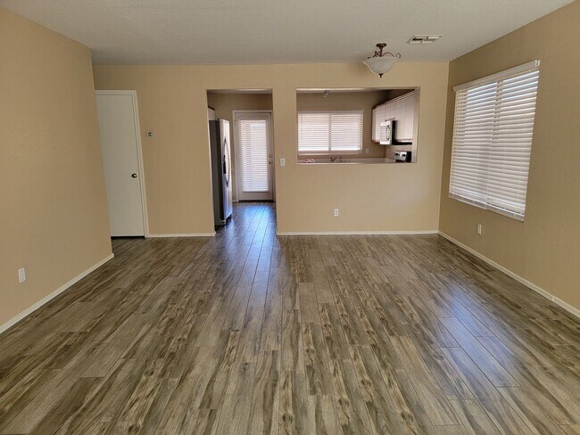 8552 W Hatcher Rd Peoria, AZ 85345 photo 3