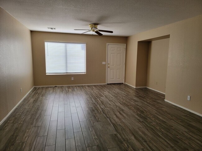 8552 W Hatcher Rd Peoria, AZ 85345 photo 2