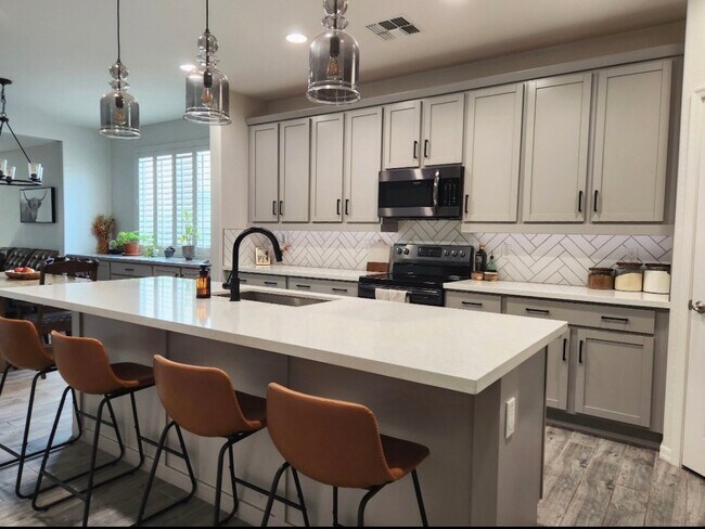 5024 N 84th Dr Glendale, AZ 85305 photo 3