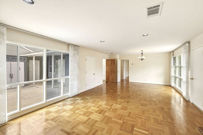 Thoughtfully Updated 3 Bed, 2 Bath Home Close To Rinconada Park, Lucie Stern Community Center, And More! photo 3