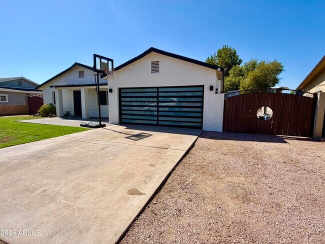 5731 W Cortez St photo 2