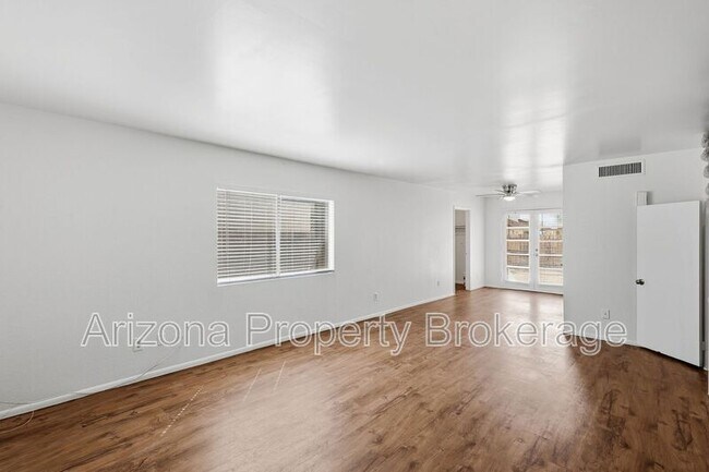245 E Vine Cir photo 3
