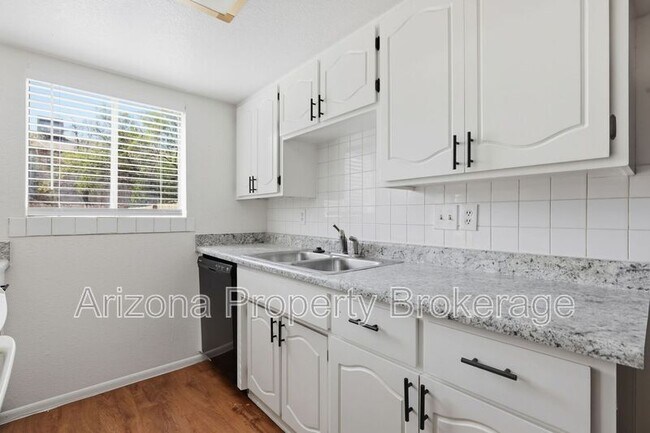 245 E Vine Cir photo 4