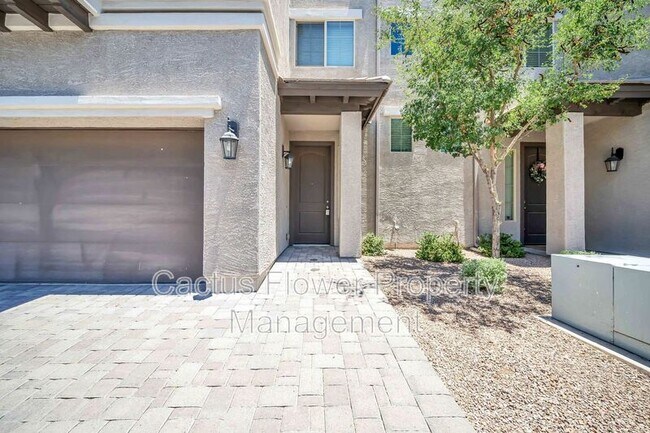 3067 N 33rd Pl Phoenix, AZ 85018 photo 2