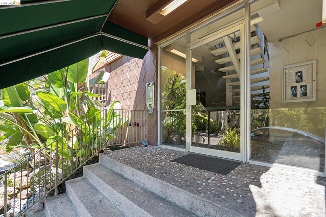 94 Bayo Vista Ave Oakland, CA 94611 photo 4