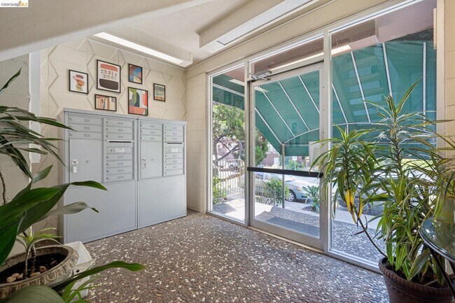 94 Bayo Vista Ave Oakland, CA 94611 photo 5
