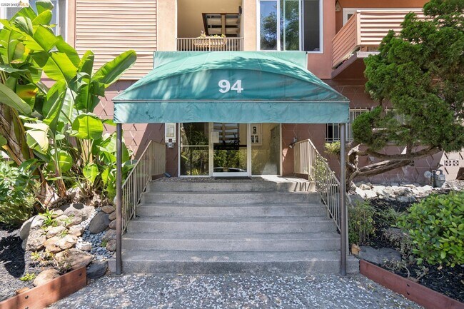 94 Bayo Vista Ave Oakland, CA 94611 photo 3