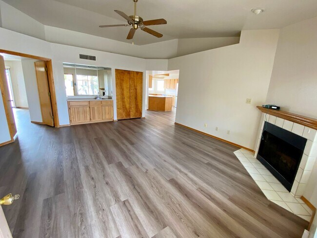 11343 W Townley Ave photo 4