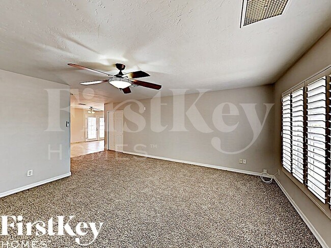 1007 W Utopia Rd Phoenix, AZ 85027 photo 2