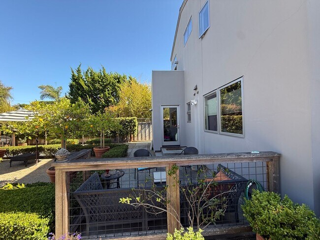 453 Seaview Dr photo 2