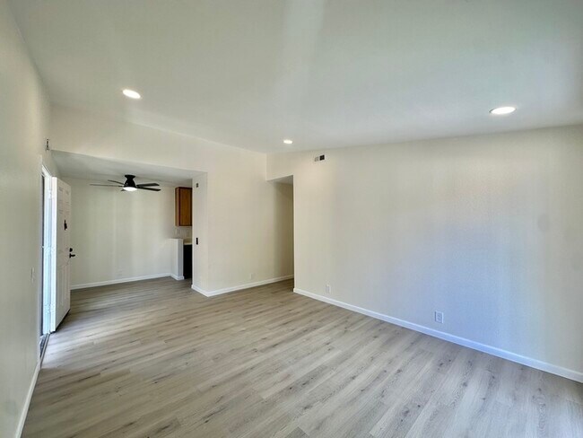 4065 Porte La Paz San Diego, CA 92122 photo 2