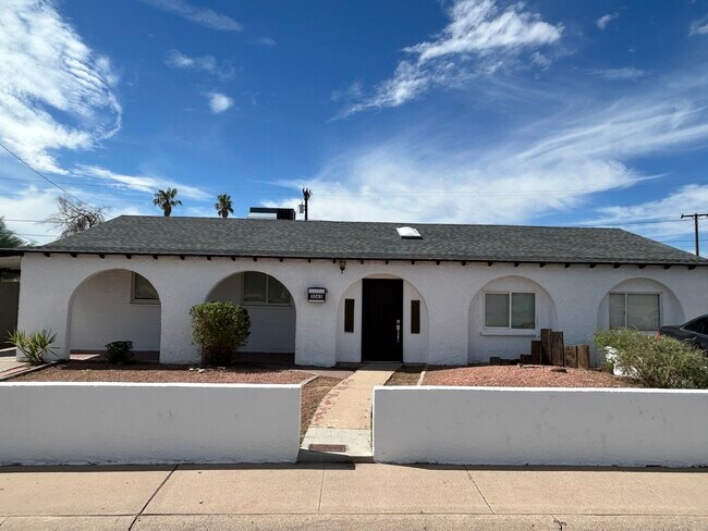 3062 N 42nd Ave Phoenix, AZ 85019 photo 2