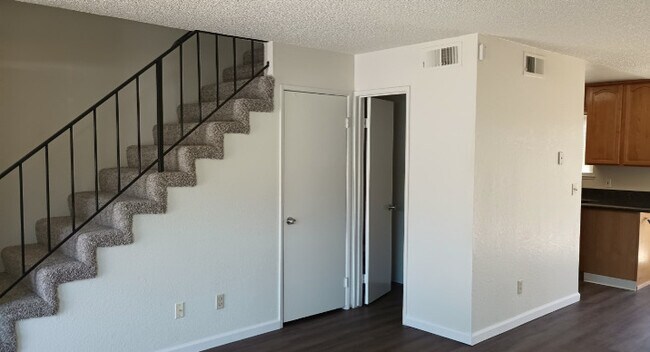 1050 Forselles Way photo 2