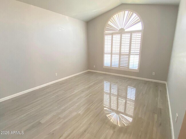 3358 E Wickieup Ln Phoenix, AZ 85050 photo 2