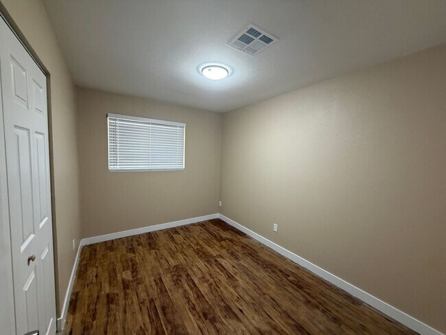 5810 W Earll Dr Phoenix, AZ 85031 photo 4