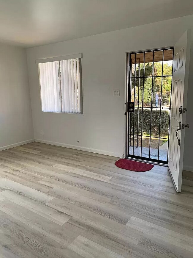 6565 Goodwin St San Diego, CA 92111 photo 2