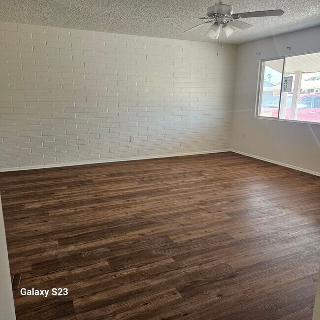9845 N 105th Dr Sun City, AZ 85351 photo 2