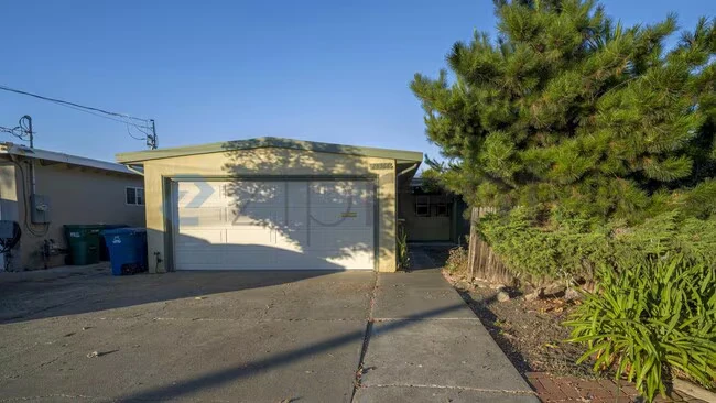28368 Rochelle Ave photo 2
