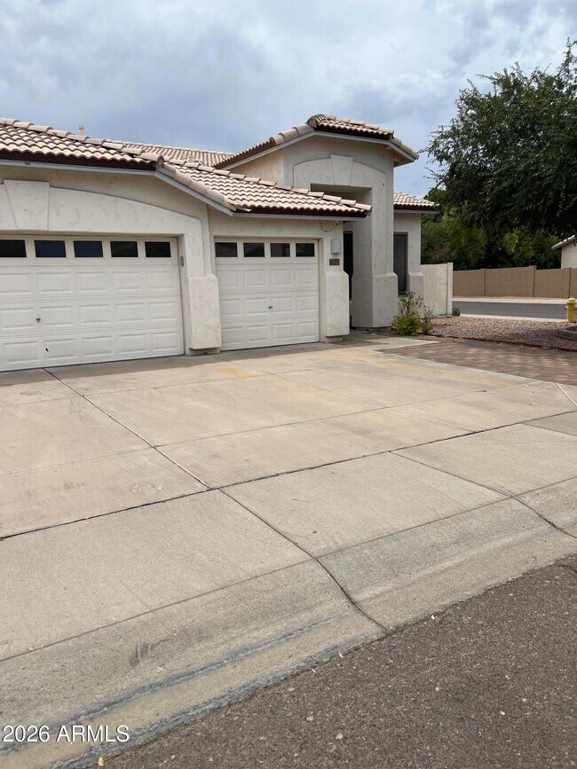 407 W Helena Dr Phoenix, AZ 85023 photo 2