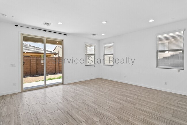 8945 W Palo Verde Dr Glendale, AZ 85305 photo 2