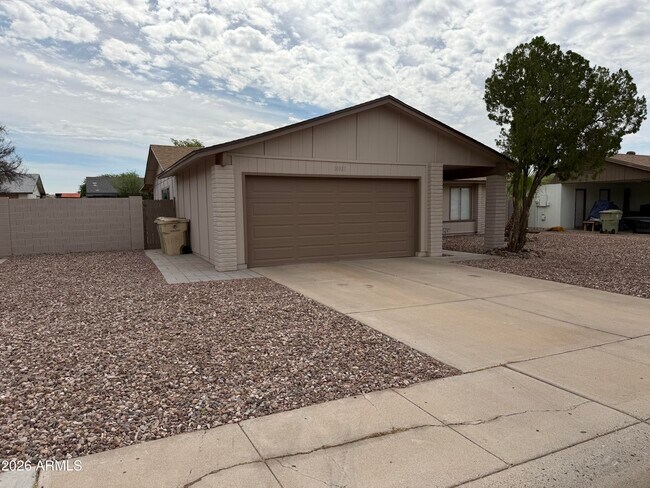 10021 N 47th Dr photo 3