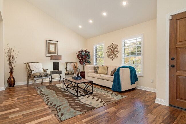 4483 Salisbury Dr photo 2