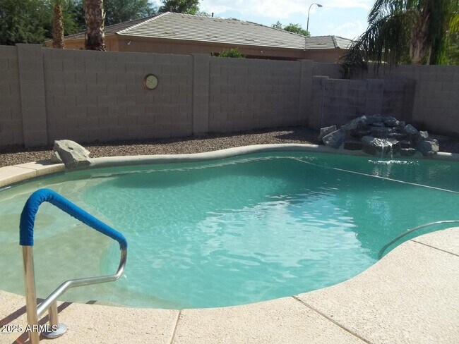 2037 E Riviera Dr