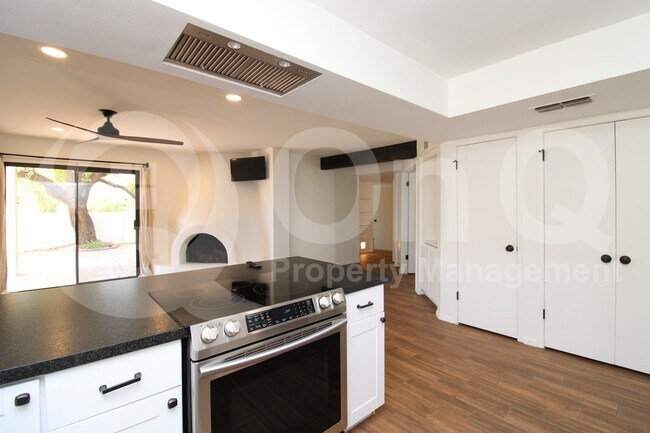 7702 N Dreamy Draw Dr Phoenix, AZ 85020 photo 4