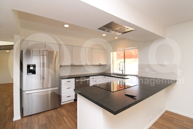 7702 N Dreamy Draw Dr Phoenix, AZ 85020 photo 2