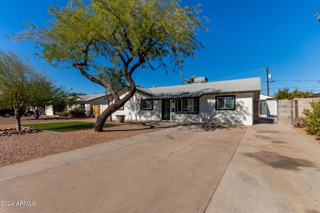 818 W Elna Rae St Tempe, AZ 85281 photo 2