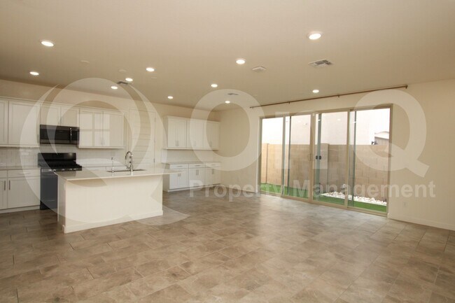 943 E Danbury Dr Phoenix, AZ 85022 photo 2